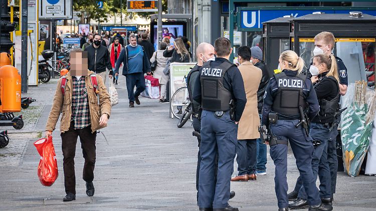 Polizeieinsatz auf dem Kurfürstendamm in Berlin: Auch dort muss selbst im Freien Maske getragen werden.