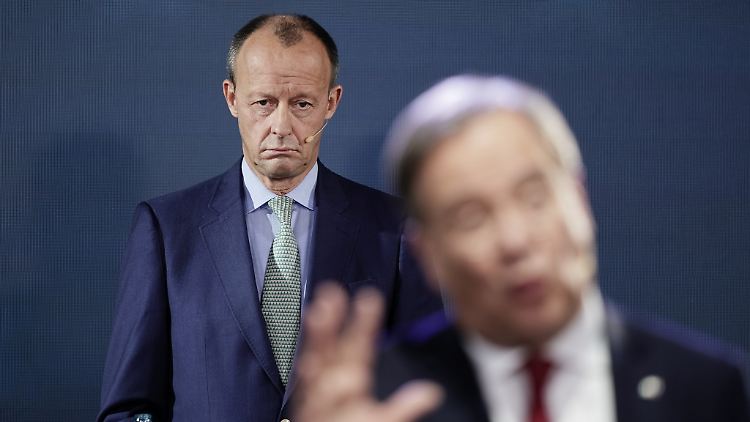 Friedrich Merz (hinten) steht in den Umfragen derzeit gut da - und will den Parteitag auf jeden Fall stattfinden lassen. 