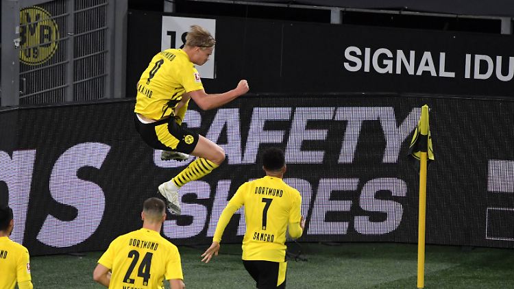 Die Hürde Schalke-Abwehr war für Erling Haaland nicht hoch genug: Der Norweger des BVB traf zum 2:0.