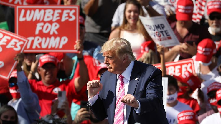 Donald Trump tanzt bei einem Wahlkampfauftritt in Lumberton im US-Bundesstaat North Carolina zum Lied "YMCA".