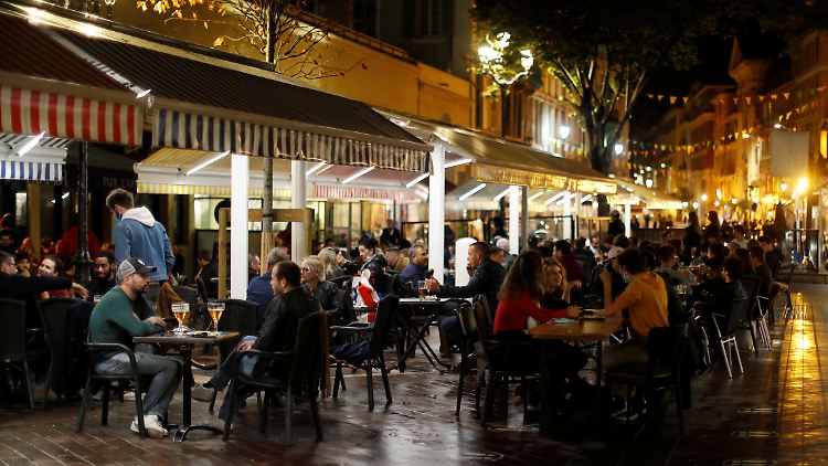 Restaurantgäste vor der Sperrstunde am Freitagabend in Nizza.
