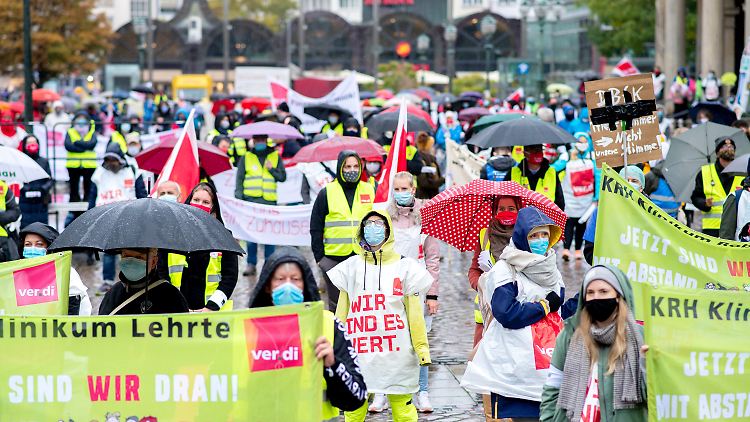 In vielen Städten gingen Beschäftigte des öffentlichen Dienstes in den Ausstand und auf die Straße - so wie hier am Mittwoch in Hannover.