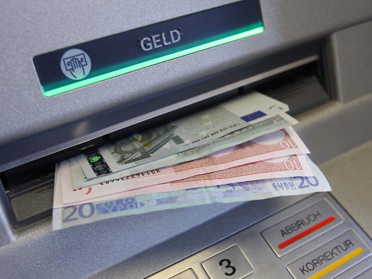 Bankkunden zahlen jährlich viele Millionen Euro zu viel - an Abhebegebühren.