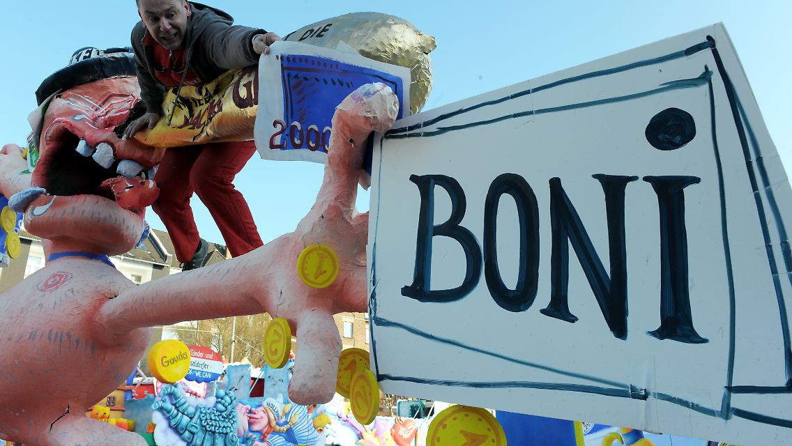 Banker-Boni erhitzen die Gemüter - auch wenn sie offenbar niedriger ausfallen als in den Vorjahren.