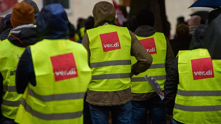 Beschäftigte im öffentlichen Dienst erhalten ab 2021 mehr Geld.