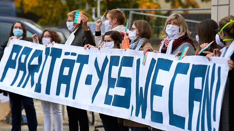 Vor der Urteilsverkündung des Verfassungsgerichts demonstrierten Unterstützerinnen am Freitag für das Paritätsgesetz.