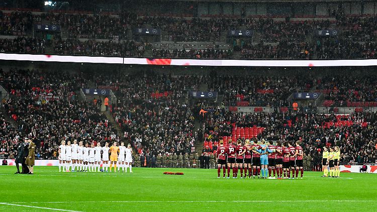 Das letzte Aufeinandertreffen der Frauen-Nationalmannschaften von Deutschland und England fand noch vor großer Kulisse statt. Das "Rückspiel" muss nun ausfallen.