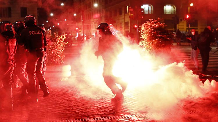 Mindestens zehn Personen wurden von der Polizei festgenommen.