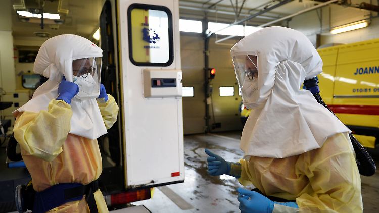 So sieht Europa während der zweiten Welle aus: Belgische Krankenwagen-Besatzung bereitet sich auf den Transport eines Covid-19-Patienten vor.