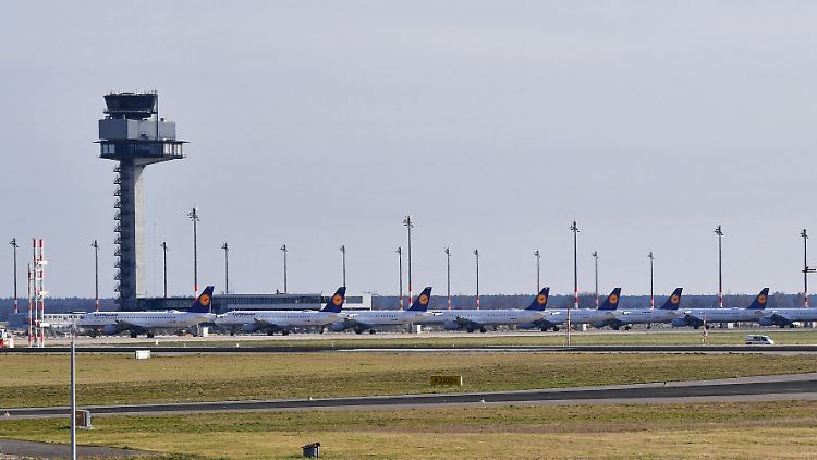 Fünfzehn Lufthansa-Maschinen auf dem Areal des Hauptstadtflughafens Berlin-Brandenburg abseits der Start- und Landebahn. Die Fluggesellschaft nutzt freie Flächen für derzeit nicht benötigte Flugzeuge.