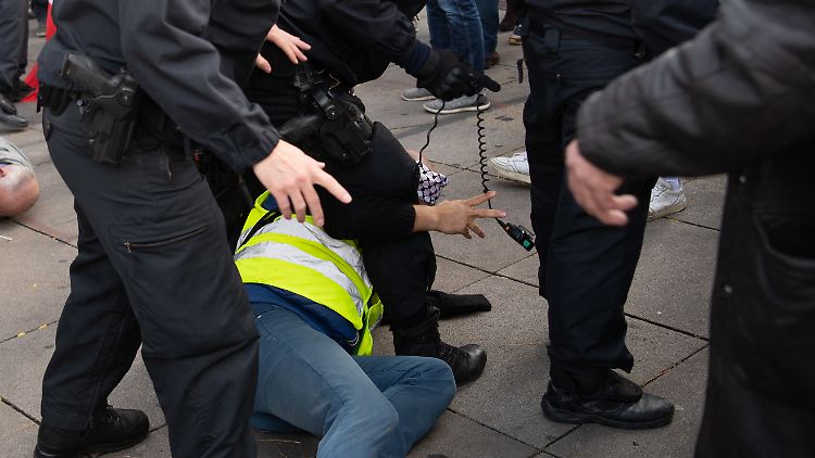 Am Rande der Demo ging die Polizei gegen Teilnehmer vor.