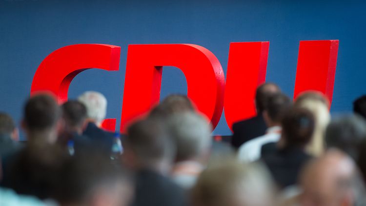 Für den 4. Dezember war ein CDU-Wahlparteitag mit 1001 Delegierten in Stuttgart geplant.