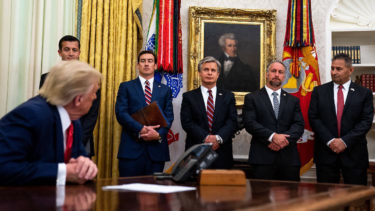 FBI-Direktor Christopher Wray (3. v.r.) steht offenbar ganz oben auf Trumps Abschussliste.