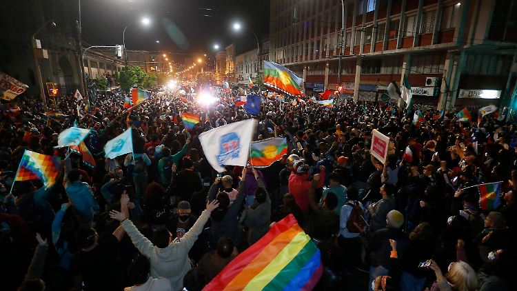 Nach den blutigen Demonstrationen 2019 jubeln die Menschenmassen nun auf den Straßen.