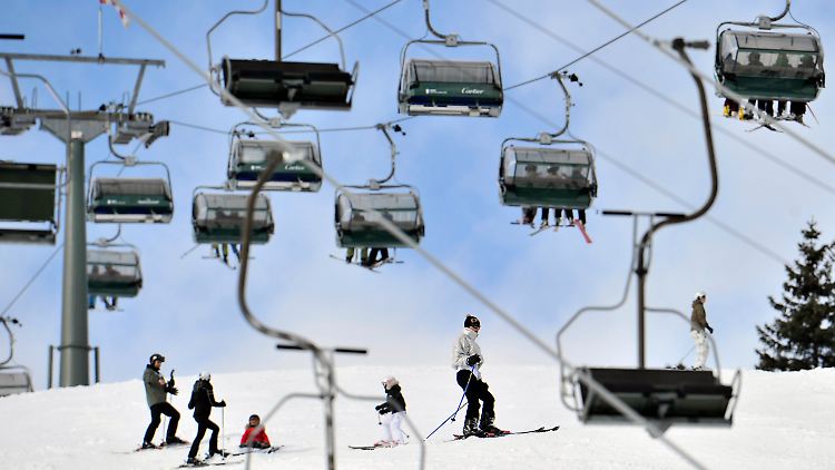 Ab auf die Piste: Skilifte in Lech, Österreich.