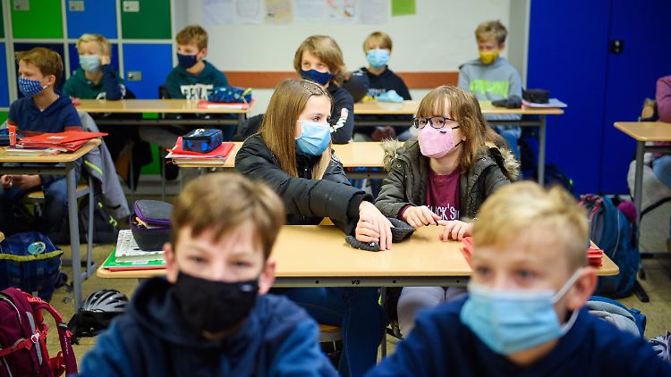 In NRW müssen Schüler im Unterricht eine Mund-Nasen-Bedeckung tragen, in Niedersachsen dagegen nicht generell.