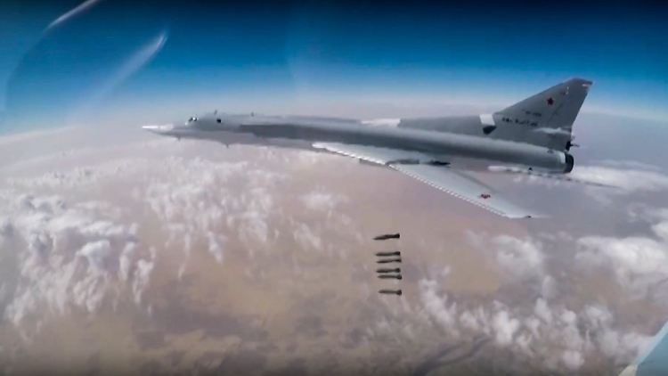 Ein russischer Bomber über einer IS-Stellung bei Abu Kamal in Syrien.