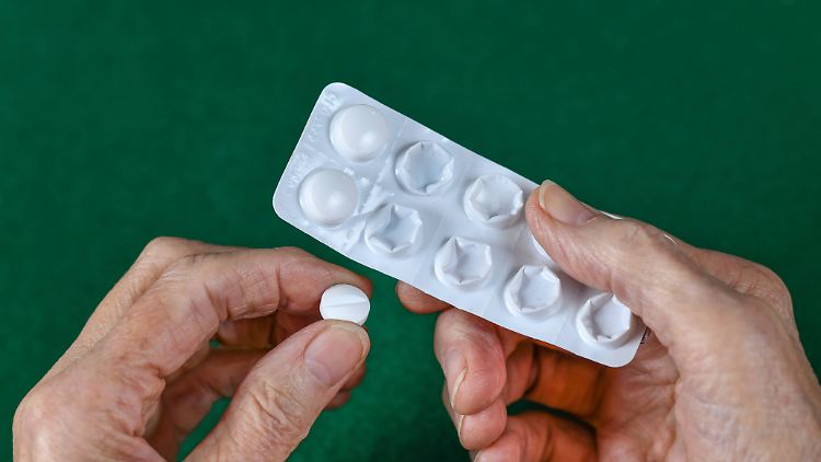 Acetylsalicylsäure hat blutverdünnende Wirkung und ist rezeptfrei erhältlich. 