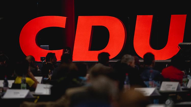 Die CDU-Spitze verschiebt den für  Dezember geplanten Parteitag zur Wahl eines Vorsitzenden ins nächste Jahr.