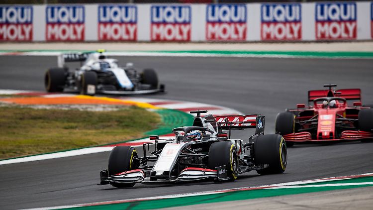 Krisenauto trifft Krisenauto - Romain Grosjean vor Sebastian Vettel.