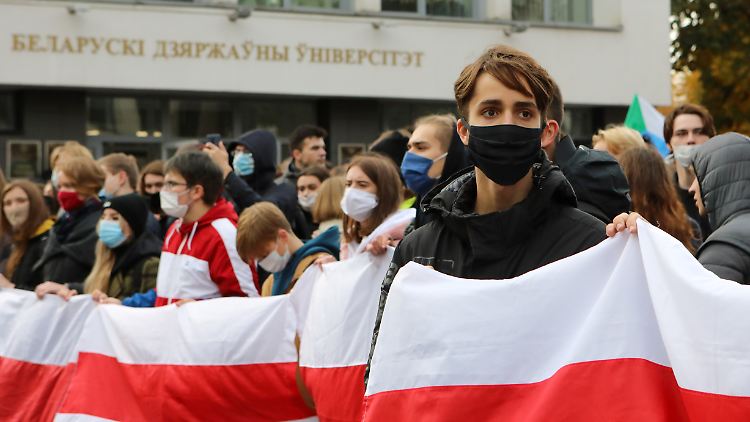 Generalstreik in Minsk: Auch Studenten und Schüler machen mit. Die Regierung behauptet allerdings, dass in den Betrieben normal gearbeitet werde.
