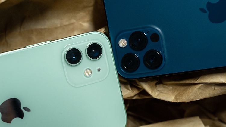 Links das iPhone 12, rechts das iPhone 12 Pro.