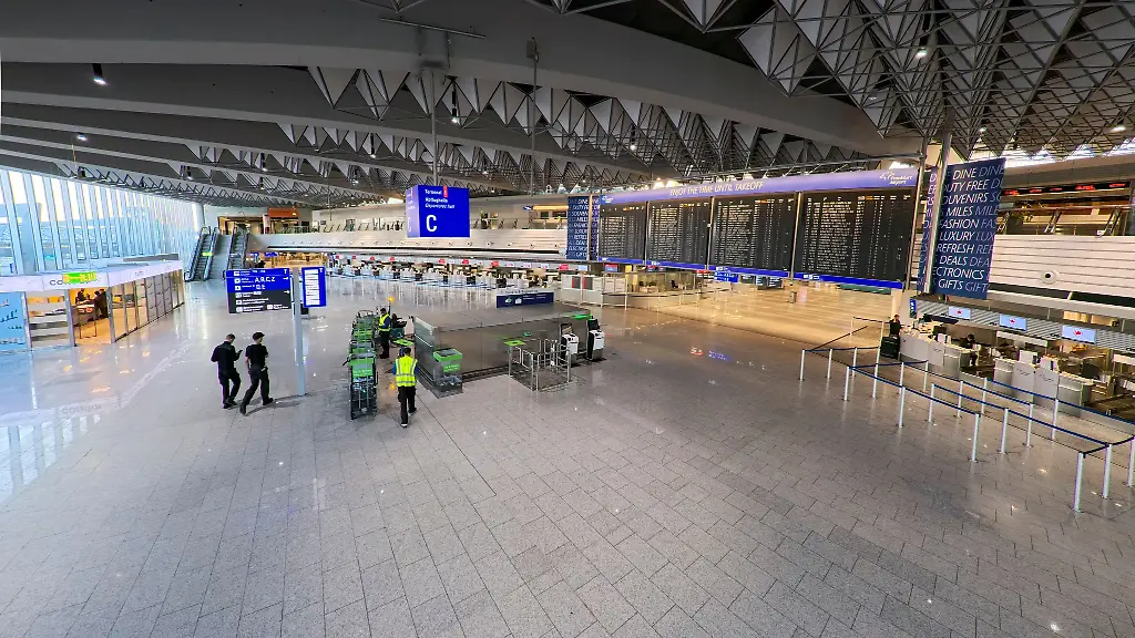 Gaehnende-Leere-in-der-Abflughalle-C-des-Frankfurter-Flughafens