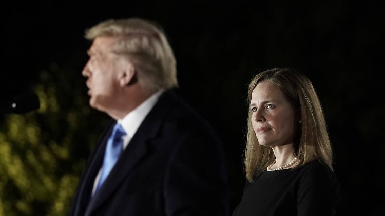 Seit der Ernennung von Richterin Amy Coney Barrett durch Donald Trump kurz vor dessen Abwahl hat der Oberste Gerichtshof eine große konservative Mehrheit von sechs zu drei Stimmen. 