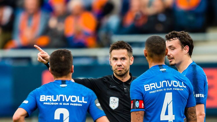 Hagen pfeift 2006 in der ersten norwegischen Liga und ist seit 2009 Fifa-Schiedsrichter.