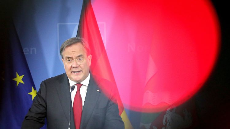 NRW-Ministerpräsident Laschet wirbt für konsequentes Zuhausebleiben.