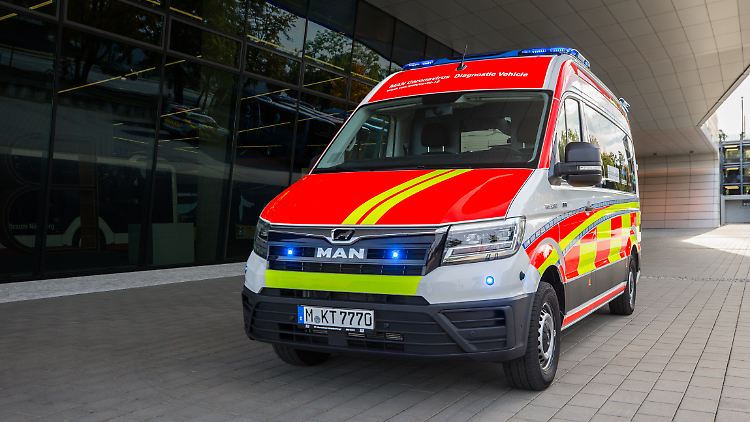 Der TGE-Transporter sieht aus wie ein herkömmlicher Rettungswagen, ist aber ein rollendes Corona-Testlabor.