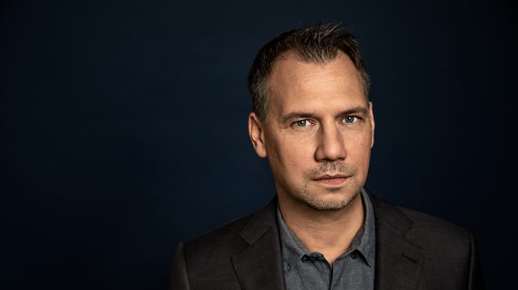 Sebastian Fitzek ist Deutschlands bekanntester und erfolgreichster Thrillerautor. Seine Bücher führen regelmäßig die Bestsellerlisten an.