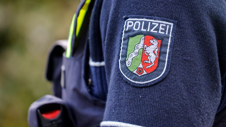 Im Skandal um rechtsextreme Chats bei der NRW-Polizei gab es Razzien gegen weitere Beschuldigte.