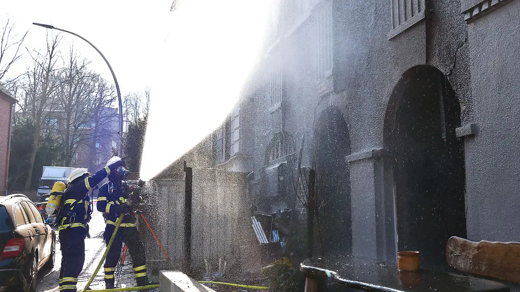 Die-Hamburger-Feuerwehr-hat-einen-Brand-in-einem-kleinen-Theater-in-Stadtteil-Harburg-geloescht