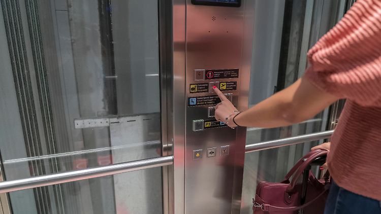 In der Corona-Pandemie sollte man während der Aufzugfahrt möglichst nicht sprechen, husten oder niesen.