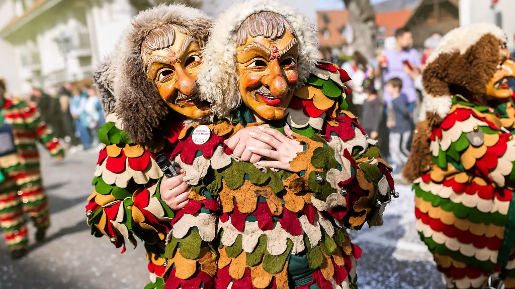 Tausende-Haestraeger-sind-bei-sonnigem-Fruehlingswetter-durch-die-Strassen-gezogen