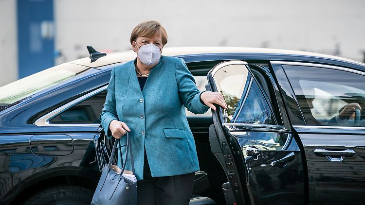 Angela Merkel auf dem Weg zur Fraktionssitzung: Die Kanzlerin fürchtet offenbar eine Lage in Deutschland wie in Italien im Frühjahr.