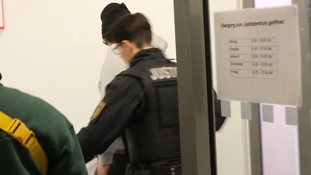 Ein-mutmasslich-Rechtsextremer-taeuschte-einen-Angriff-vor-um-Sozialleistungen-zu-kassieren-Doch-die-Ermittler-kamen-ihm-auf-die-Schliche-Hier-wird-er-als-Zeuge-im-Prozess-gegen-seinen-Helfer-aus-dem-Verhandlungssaal-des-Landgerichts-Chemnitz-begleitet