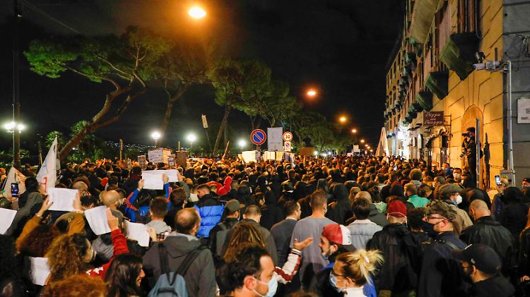 Protest auf der Piazza del Plebiscito in Neapel.