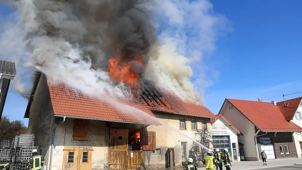 Das-Holzlager-einer-Schreinerei-ist-in-Langenenslingen-in-Brand-geraten