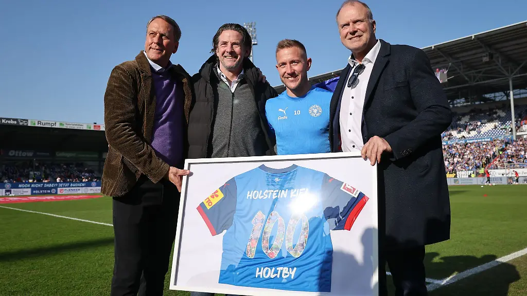 Noch-am-Samstag-fuer-sein-100-Pflichtspiel-fuer-Holstein-Kiel-geehrt-einen-Tag-spaeter-den-Abschied-angekuendigt-Holstein-Kapitaen-Lewis-Holtby-2-v-r
