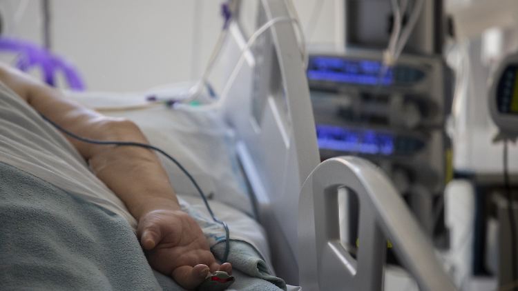 Bei rasant steigenden Neuinfektionen füllen sich auch die Intensivstationen immer schneller mit Covid-19-Patienten.