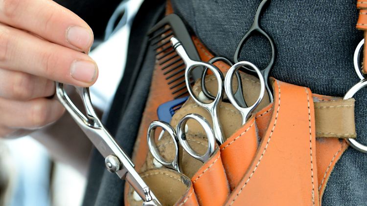 Friseure gehören zu den Berufsgruppen, die oft nur den Mindestlohn verdienen.