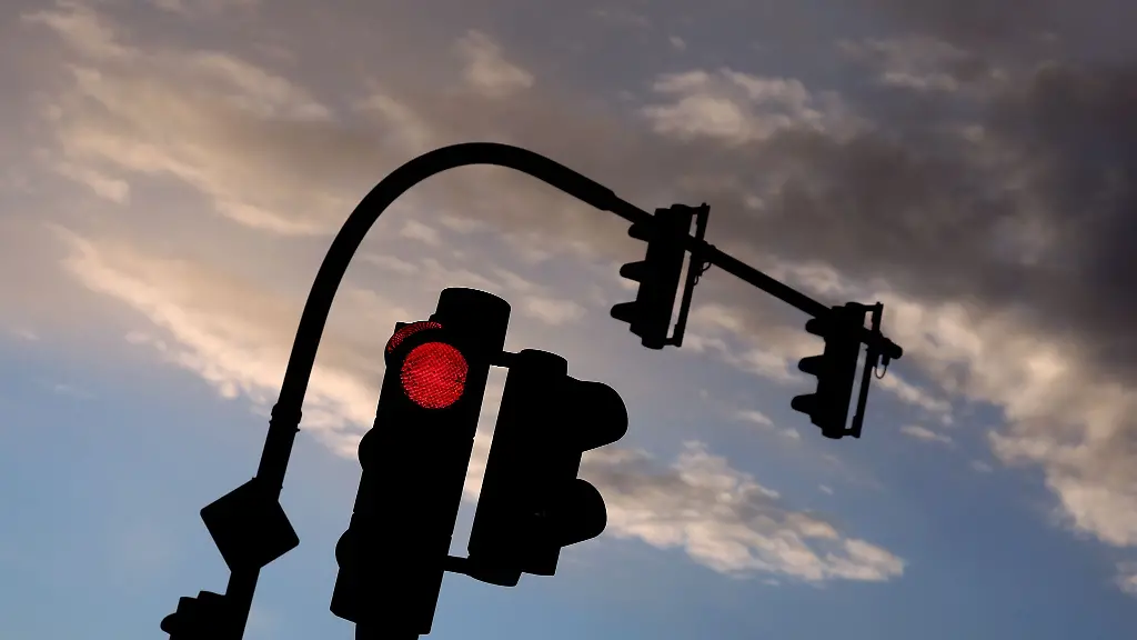 Laut-Polizei-soll-der-Motorradfahrer-bei-Rot-gefahren-sein-mit-Folgen