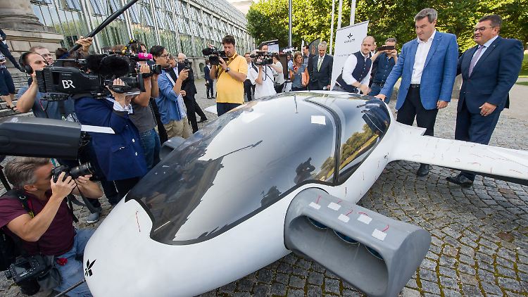 Bayerns Ministerpräsident Markus Söder und ein Flugtaxi. 