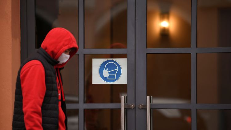 Der Bund will wegen massiv steigender Infektionszahlen unter anderem Theater, Kinos, Kneipen, Bars und Diskotheken schließen.