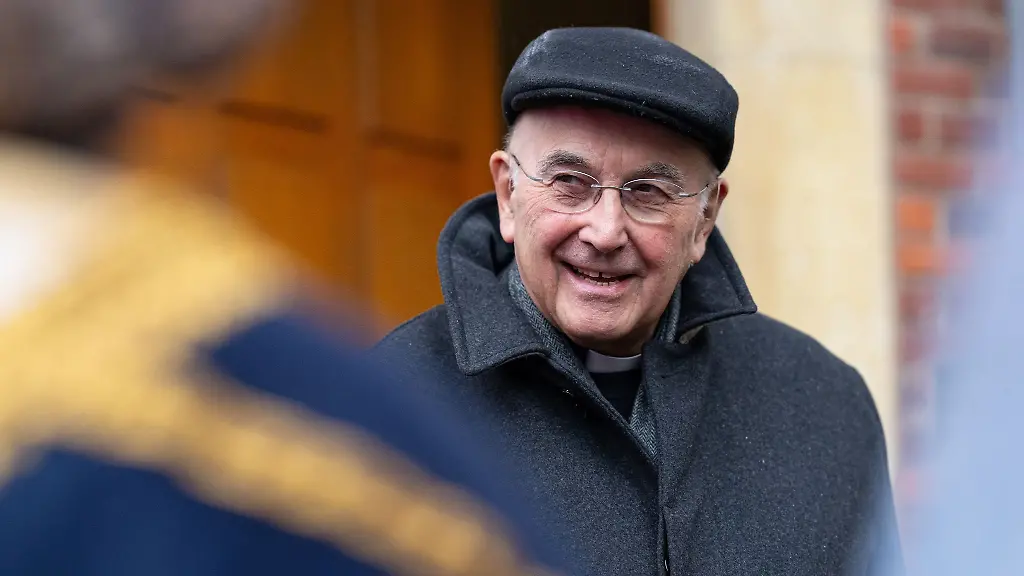 Muensters-Bischof-Felix-Genn-hier-bei-einem-Empfang-der-Sternsinger-im-Januar-2025-hat-beim-Papst-zu-seinem-75-Geburtstag-seinen-Ruecktritt-eingereicht-Am-Nachmittag-verkuendet-der-Vertreter-des-Vatikans-in-Deutschland-die-Entscheidung-dazu-im-Dom