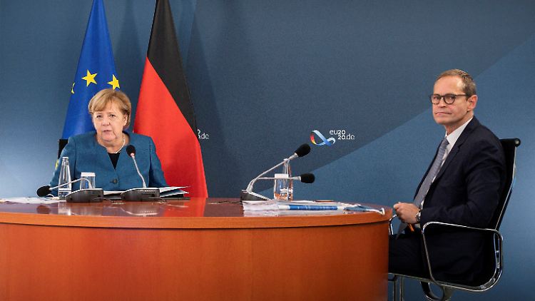 Kanzlerin Merkel steht mit den Ministerpräsidenten per Videoschalte im Kontakt. Lediglich Berlins Regierender Bürgermeister Michael Müller ist im Kanzleramt.
