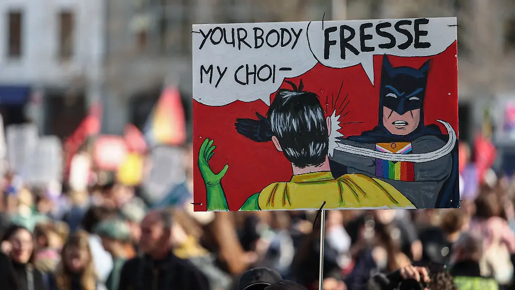 Mit-Plakaten-brachten-Teilnehmer-ihren-Protest-am-Internationalen-Frauentag-zum-Ausdruck