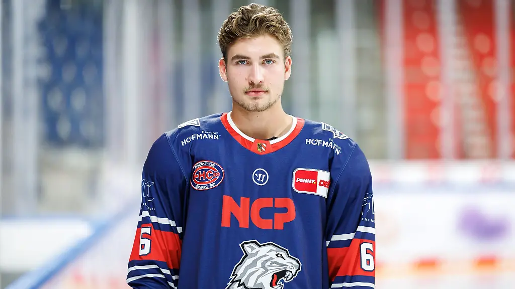 Eishockey-Profi-Julius-Karrer-bleibt-in-Nuernberg
